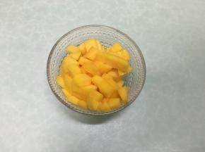 芒果去皮切成小丁。