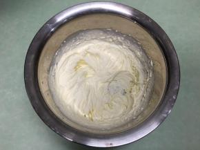 淡奶油加入细砂糖打发至有纹路不流动。