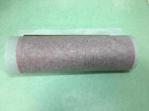 借助擀面杖将蛋糕卷起，放入冰箱冷藏定型。