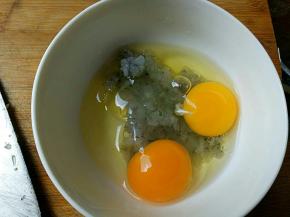 虾仁用刀剁成细颗粒的虾碎，放入两个草鸡蛋，加入适量盐搅拌均匀