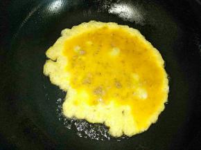 热锅冷油，油热时倒入虾仁鸡蛋液