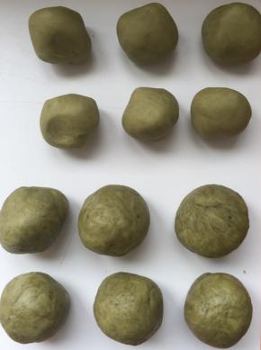 油酥和水油，都分别分成7个（图中有6个，因为我的馅只有6个）