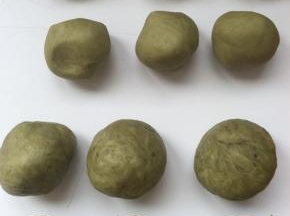 油酥和水油，都分别分成7个（图中有6个，因为我的馅只有6个）