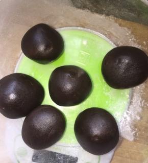 期间把馅弄好，差不多30克一个球，我买的成品巧克力馅，里面有干果，你可以用枣泥也可以用豆沙