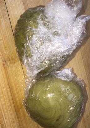 水油皮和面，水油皮揉面久一点出膜哦，然后包好保鲜膜，阴凉地方醒面20分钟，然后和油酥面，油酥面不太好弄，先搓成大糙粒，再慢慢混合，这样比较快