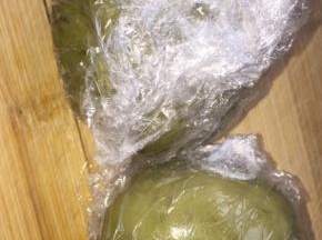 水油皮和面，水油皮揉面久一点出膜哦，然后包好保鲜膜，阴凉地方醒面20分钟，然后和油酥面，油酥面不太好弄，先搓成大糙粒，再慢慢混合，这样比较快