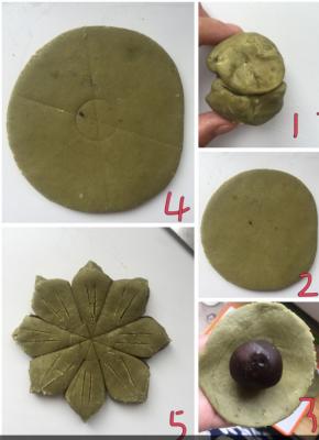 1：两段合并收口
2:收口冲上，擀成薄皮，圆形
3：包裹馅料
4：包口冲下，擀成圆形
5：找个直径两厘米的，我用的香草精的盖子，在中间轻压一下有个印迹，表示中心圓，分成6或8份，除了圆心的地方，其他切断，用手指掐出一个小角角，花朵的形状，然后每个花瓣上面划两刀