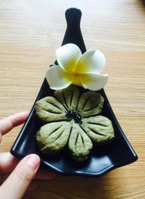 中间手指沾点牛奶，放几粒芝麻，烤箱180度，25分钟左右