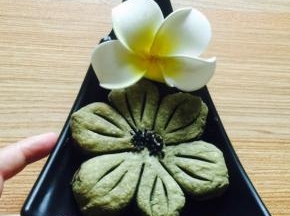 中间手指沾点牛奶，放几粒芝麻，烤箱180度，25分钟左右