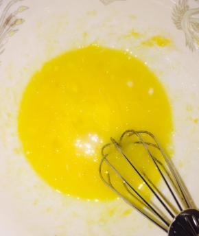 加入牛奶和油，搅拌均匀