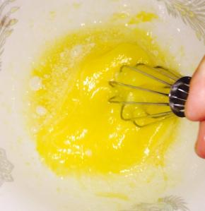 筛入面粉，泡打粉，奶粉，搅拌均匀