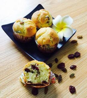 把葡萄干和蔓越莓干用水泡一个小时备用
鸡蛋加糖粉搅拌均匀