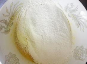 泡好的蔓越莓和葡萄干沥干水分，加入，混匀即可