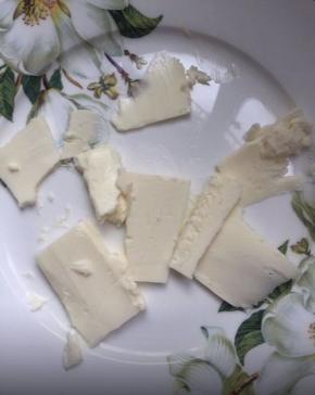 黄油切薄片，准备软化