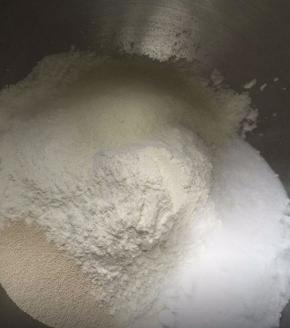 把除黄油和鸡蛋外的所有食材混合，盐和糖不要直接接触酵母