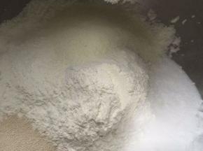 把除黄油和鸡蛋外的所有食材混合，盐和糖不要直接接触酵母