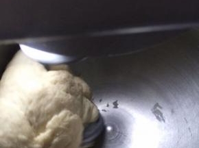 从没有干粉了算起，大概揉个两分钟，盆底就开始干净了，继续揉，四档不变。继续再揉8分钟后停下，也就是，没有干粉后开始揉10分钟后，停下检查扯膜