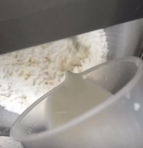 和面，我用的厨师机，二档和面开始，把鸡蛋放入，倒牛奶边搅拌，不要一次性都倒入，面粉品牌不同，所用液体量也不同。