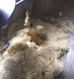 牛奶不要一次量按照配方都加进去，加到差不多还有一点点干粉的时候停止，因为面团还会把干粉揉进去，所有面粉都消失了，加四档揉面，此时面团是不光滑的