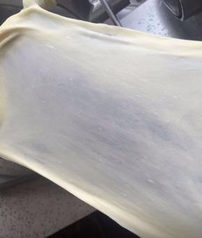 差不多加入黄油后，我揉了15分钟，扯出的膜还不错