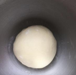 盆底撒少许干面粉，把面团放入，烤箱发酵功能开始一小时，烧一壶开水放个烤盘中，和面团盆子都放烤箱内，差不多一个小时吧，大约发酵至两倍大小，或者明显高起来好多就好了，夏天的南方室温发酵有时候40分钟或者半小时就可以哦