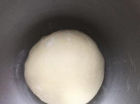 盆底撒少许干面粉，把面团放入，烤箱发酵功能开始一小时，烧一壶开水放个烤盘中，和面团盆子都放烤箱内，差不多一个小时吧，大约发酵至两倍大小，或者明显高起来好多就好了，夏天的南方室温发酵有时候40分钟或者半小时就可以哦
