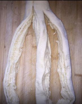 顶端固定，下边切成三条