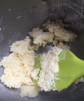 软化黄油40克，糖40克，椰蓉40克，三分之一蛋液，搅拌均匀