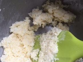 软化黄油40克，糖40克，椰蓉40克，三分之一蛋液，搅拌均匀
