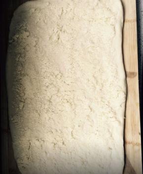 面团排气擀大方片，铺好椰蓉馅，竖着卷起来