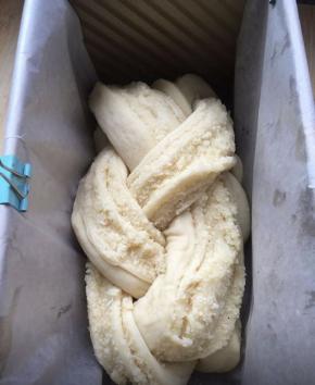 放土司模具里，放到烤箱，和一发一样，发至模具 8分满即可