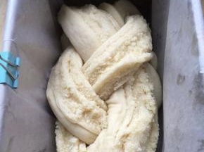 放土司模具里，放到烤箱，和一发一样，发至模具 8分满即可