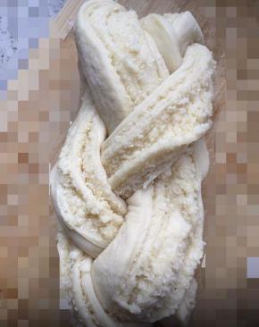 两端向下折，把辫子最好看的地方朝上