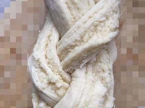 两端向下折，把辫子最好看的地方朝上