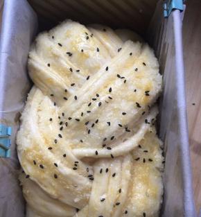 表面刷蛋液，撒黑芝麻，烤箱200度预热10分钟后，上火165，下火175度，烤38分钟，烤到10多分钟时，或者表面上色后。盖个锡纸。避免颜色过深