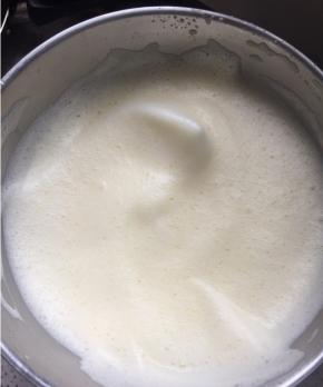 蛋奶液取三分之一，和可可粉和融化的巧克力混合，可以借助打蛋器