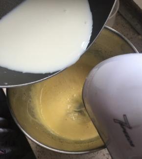 牛奶晾一分钟后，慢慢加入鸡蛋液中，开打蛋器一档，边倒边打，让鸡蛋和牛奶混合均匀的同时，蛋黄不会烫熟