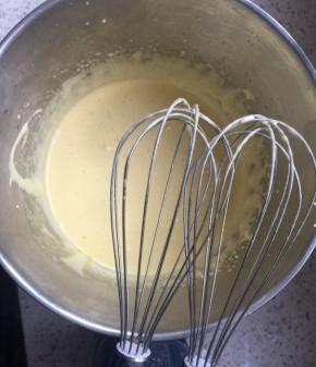 蛋黄加入糖40克打到发白