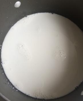 牛奶放剩余的60克糖，最小火，牛奶要沸腾还木有沸腾的状态，关火