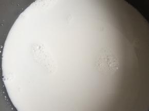 牛奶放剩余的60克糖，最小火，牛奶要沸腾还木有沸腾的状态，关火
