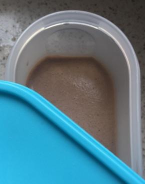 放入保鲜盒，冷冻，第一次冻两个小时，然后平均40分钟，取出，搅和一次，大概3次就够，只要步骤对了，不偷懒，绝对没有冰渣，