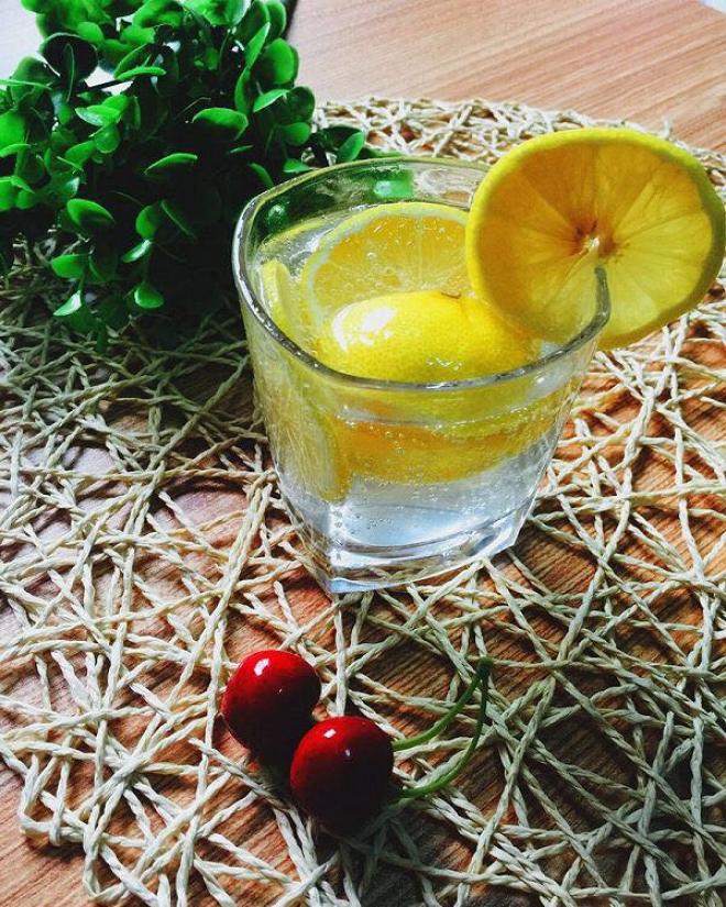 一杯汽足足的苏打水