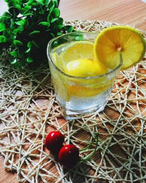 可以直接冷藏后喝，可以加果味糖浆，可以各种喝法，小编就喜欢纯的苏打水~汽非常足哦~爽呆呆