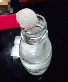 将小苏打装入水瓶中，水瓶是气泡机自带的。摇匀