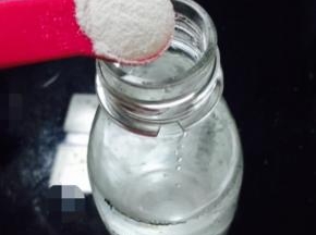 将小苏打装入水瓶中，水瓶是气泡机自带的。摇匀