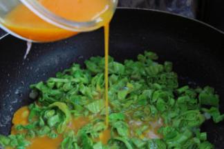 6、均匀淋入蛋液，撒少许盐调味