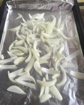 准备烤盘~排骨量多，我的烤箱是65升的，用的大烤盘，烤盘铺两层油纸（我懒的刷），再铺一层锡纸，锡纸上刷油，撒满洋葱条，洋葱上，再撒一层薄薄的油，烤箱预热220度