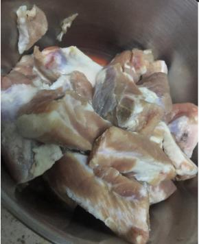 选择猪的小肋排，洗干净~放料酒腌一个小时