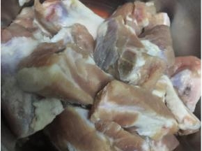 选择猪的小肋排，洗干净~放料酒腌一个小时