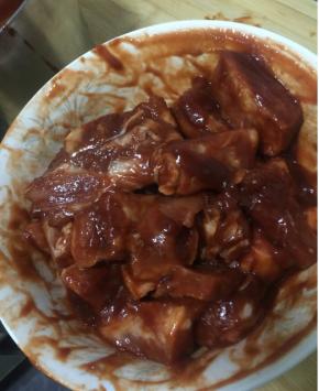 把料酒倒出去，控干水分，倒入排骨酱，用手按摩，抓匀~我给排骨按摩了15分钟呢~够它舒服的~然后放冰箱冷藏，腌8小时左右，或者一宿